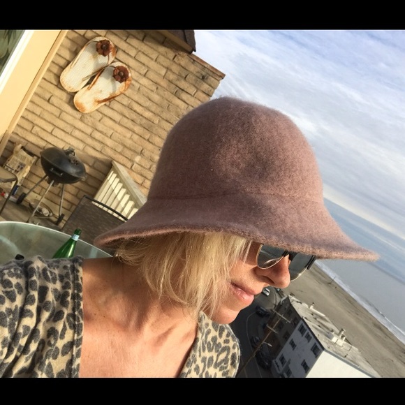 Meet your Posher, Kitty - Picture 1 of 17